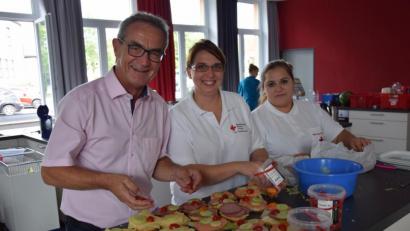 Bild: mde
Bürgermeister Werner Nickl löst seine Wettschulden ein und unterstützt die Leiterin der Kemnather Rotkreuz-Bereitschaft, Kristina Konz sowie die Leiterin des Sozialdienstes, Patricia Oettl (von links), beim Belegen der Wurst- und Käsesemmeln.