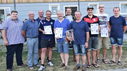 Bild: no
Die Spielführer der beteiligten Mannschaften mit AH-Manager Stefan Niebler (Dritter von links), SVI-Vorsitzendem Martin Luber (rechts), Bürgermeister Dieter Dehling (links) und dem stellvertretenden Vorsitzenden des Fördervereins des SVI, Alfred Ebert (Zweiter von links).