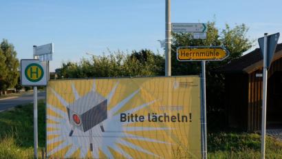 Bild: do
Das "Bitte lächeln" könnte zur zornigen Miene werden, wenn die ersten gebührenpflichtigen Verwarnungen bei den Temposündern eintreffen.