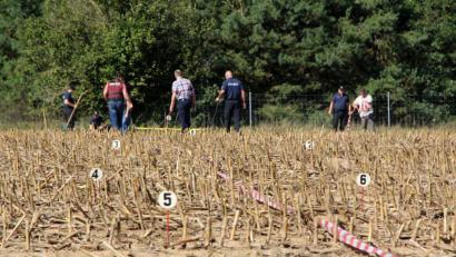 Bild: Alexander Auer
Polizisten auf dem Feld nahe der B16 bei Nittenau. Die Ermittlungen sind inzwischen abgeschlossen, nächste Woche beginnt der Prozess.