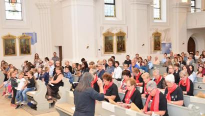 Bild: fjo
Unter Leitung von Petra Zilbauer spielt die Veeh-Harfen-Gruppe zwei Menuette beim großen Kirchenkonzert des Musikvereins in der Emmeramskirche.
