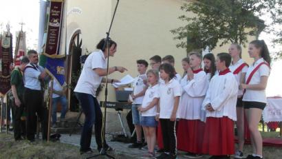 Bild: hl
Lisa Schiml dirigiert den Kinderprojektchor, der im Festgottesdienst zum 30. Jubiläum des Radfahrervereins Concordia Guttenberg seinen ersten Auftritt hat.