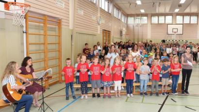 Bild: rpp
Die Pusteblume-Kinder helfen bei der Gestaltung des Gottesdienstes beim Sommerfest als Sänger mit. Die instrumentale Begleitung übernehmen Beate Wöhrl und Silke Kiefer (von links).