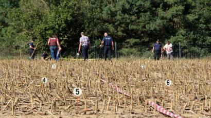 Bild: Alexander Auer
Nach dem tragischen Tod des Beifahrers, suchten Polizisten bei Nittenau das Feld ab, auf dem zum Todeszeitpunkt eine Jagd stattgefunden hatte.