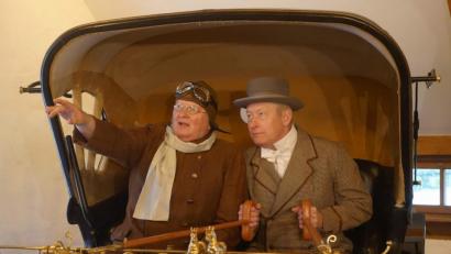 Bild: u
Zum zweiten Mal nach 2005 steht das Volksstück „Die Erbschaft“ auf dem Spielplan. Der Inhalt ist unverändert, wohl aber so manche Szene. Reiste damals Herr Buche (Roland Fritsch, links) per Heißluftballon an, kommen er und sein Diener Johann (Erhard Ackermann, rechts) dieses Mal mit einem Aaglander an. Das Fahrzeug ist eine Leihgabe von Irmgard Belz aus der Aagland-Manufaktur Schloss Kühlenfels Automobilbau.