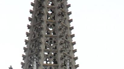 Bild: exb
Arbeiter bringen am Südturm des Domes das Schutzgerüst an. Rechts ist die Fiale mit abgenommener Kreuzblume. 
Bildnachweis: Gewehr