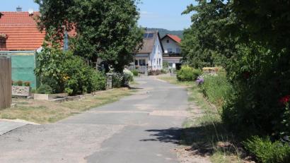 Bild: ral
Der Lilienweg wird nach dem Willen der Gemeinderatsmehrheit ohne Wasserführung ausgebaut. Das Niederschlagswasser versickert weiterhin in einem Grünstreifen.
