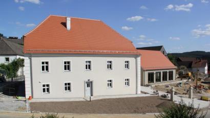 Bild: boj
In neuem Glanz präsentiert sich das ehemalige Pfarrhaus in Niedermurach, das nach umfassender Sanierung als Pfarrheim wieder eine bedeutende Zukunft hat. Rechts im Bild ist der neu erbaute Pfarrsaal zu sehen.