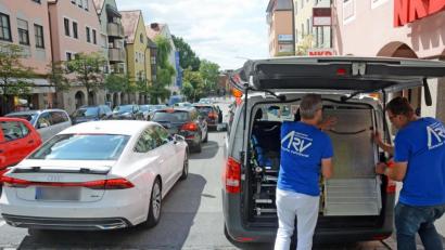 Bild: Gabi Schönberger
Halten ist Fahrdiensten wie dem ARV auch künftig in der Dr.-Pfleger-Straße erlaubt. Die Parkplätze allerdings fallen weg. Für Autos wird's trotzdem enger auf der Straße.