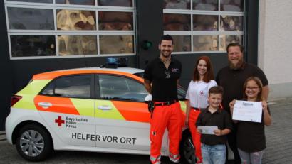 Bild: nag
Für die Theatergruppe der Kolpingfamilie überreichten Jürgen Meier (rechts) und der Theaternachwuchs Rosalie und Vitus Meier eine Spende an Bereitschaftsleiter Johannes Sellmeyer (links). Jessica Oetter war bei der Spendenübergabe in Doppelfunktion dabei: als Mitglied des HvO-Teams und der Theatergruppe.