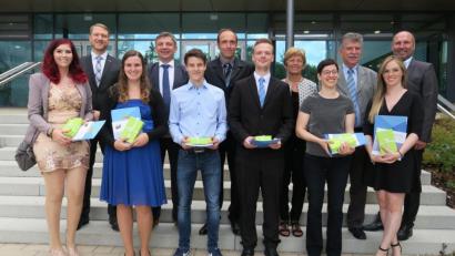 Bild: Hirsch
Schulleitung und Ehrengäste zeichneten die besten Absolventen besonders aus. Dritter von rechts Jahrgangsbester Michael Siml, der nun an der OTH Wirtschaftsinformatik studiert.