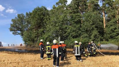 Bild: egl
In der vergangenen Tagen fast schon ein gewohntes Bild: Die Feuerwehr löscht einen Brand auf einem Feld. Diesmal, am Mittwoch, in der Nähe von Hofstetten (Ensdorf).