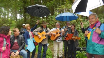 Bild: ui
Carola Böhm (vorne, von links), Thomas Urbanek, Gerhard Windschiegl, Thomas Gleixner und Sabine Kroll sowie Herbert Baumann nehmen 25 Teilnehmer mit auf die musikalische Wanderung.