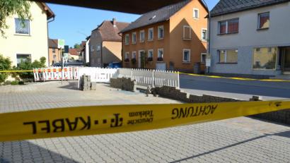 Bild: ll
Die Telekom fand den Fehler an ihren Leitungen nicht, weshalb ein größeres Stück Gehsteig in Michelfeld etwa zwei Wochen lang gesperrt war.