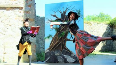 Archivbild: stg
Die Tölzer-Schwestern Marie (rechts) und Jana überzeugen als "Kleine Hexe" und Rabe Abraxas