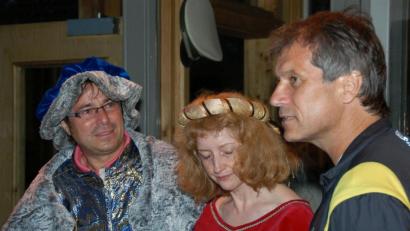 Bild: gz
In den ersten Jahren des Via Carolina Laufes empfing Bürgermeister Reiner Gäbl (links) die Initiatoren Mario Wallrath und die Läufer im kaiserlichen Gewand.