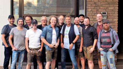 Bild: stg
Die „Troglauer Buam“ (rechts) mit Sänger Thomas „Domml“ Wöhrl (Sechster von links) standen jetzt mit „Pur“, der Band um Hartmut Engler (Sechster von rechts), gemeinsam bei einem Konzert in Eschweiler auf der Bühne.