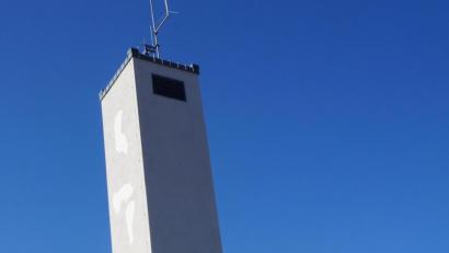 Bild: weu
Die Sanierung des Schlauchturms am Feuerwehrhaus wird wegen der Langlebigkeit und Wegfall der Unterhaltskosten mit HPL-Platten ausgeführt.