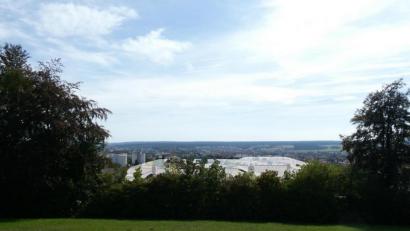 Bild: Stadt Amberg, Pressestelle
Diese Montage mit der weiß schraffierten Fläche zeigt den Blick vom Spazierweg auf den Mariahilfberg, wenn das Dach des Anwesens am Südhang 10 entsprechend der neuen Überplanung umgebaut ist.