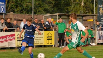 Bild: gb
Zum Auftakt der Landesliga-Saison 2019/20 empfängt der SV Mitterteich am Freitag den FC Vorwärts Röslau. In der vergangenen Spielzeit endeten beide Derbys unentschieden: in Mitterteich 1:1 (Szene mit SVM-Akteur Daniel Stich, rechts) und in Röslau 2:2.