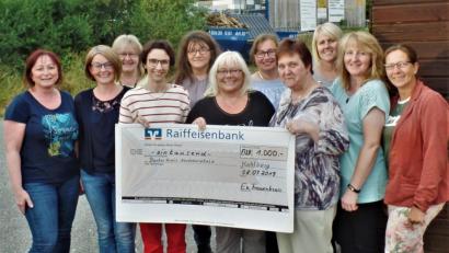 Bild: jml
Die Damen vom Evangelischen Frauenkreis verschenken einen Tausender und strahlen dabei. Denn das Geld ist für einen guten Zweck, wie Anja Schricker (Vierte von links) von der Hilfsorganisation Bunter Kreis Nordoberpfalz umfassend informiert.