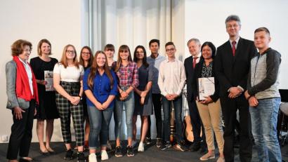 Bild: Andreas Gebert
Beim Schülerwettbewerb „Erinnerungszeichen“ erhält die Pestalozzi-Mittelschule Weiden einen der Hauptpreise. Kultusminister Michael Piazolo (Zweiter von rechts) und Landtags-Vizepräsident Karl Freller (Vierter von rechts) gratulieren den Schülern.