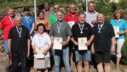 Bild: dl
Die Medaillengewinner und Mannschaftssieger mit dem Luftgewehr aufgelegt bei den Senioren 1 und 2. Vorne von rechts Joachim Schneider, Johann Götz, Wolfgang Auerbacher, Christa Schwarz und Reinhold Schraml.