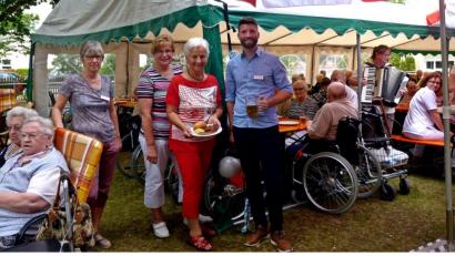 Bild: R. Kreuzer
Ein Bild aus dem Garten beim Sommerfest des AWO Seniorenheimes Hans Bauer.die Namen der Personen – von links:
Pflegedienstleitung Gabriele Neukam, Hauswirtschaftliche Leitung Monika Hammer, AWO-Vorsitzende Ortsverein Weiden Hilde Zebisch,
Einrichtungsleiter Denis Parchomenko