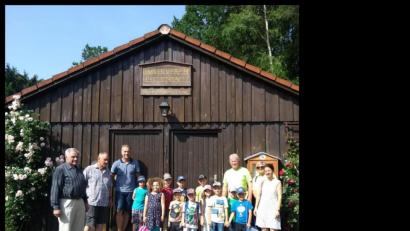 Bild: alr
Eine lehrreiche Zeit verbringen die Kinder vom "Haus der kleinen Füße" beim Eschenbacher Imkerverein.