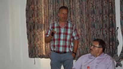 Bild: bjp
Ingenieur Michael Wagner (stehend neben Verwaltungsgemeinschafts-Geschäftsleiter Josef Stock) vom Grafenwöhrer Planungsbüro Schultes erläuterte die Pläne für die Trinkwasser-Verbindungsleitung vom Pressather Wasserwerk nach Riggau. Bild: bjp