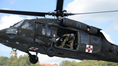 Bild: Petra Hartl
Mit 7620 Kilo Gewicht und einer Spannweite von etwa 15 Metern sind die Black-Hawk-Rettungshubschrauber der US-Armee deutlich schwerer und größer als der Christoph 80 aus Latsch. Doch auch die Amerikaner können mit ihrem Helikopter auf dem Dach des Palliativgebäudes am Klinikum landen.
