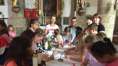 Bild: jzk
Eifrig versuchen die Fünftklässler, die Aufgaben auf dem Arbeitsblatt zu lösen.