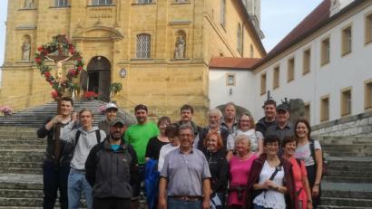 Bild: wlr
Vor der Heimreise stellten sich die Wallfahrer auf der Treppe zur Kirche zum Gruppenbild zusammen.