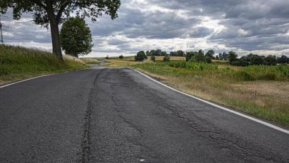 Bild: Uwe von Dorn/fph
Dringend sanierungsbedürftig ist die Kreisstraße von Seußen in Richtung Brand. Foto: Uwe von Dorn