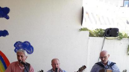 Bild: Kliniken Nordoberpfalz AG.
Für unterhaltsame Stunden bei Musik und Tanz sorgt das Trio Herbert, Andy und Georg beim Sommerfest im Haus St. Laurentius.