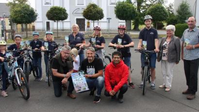 Bild: wro
Schirmherr der 7. Sternfahrt hinauf zur Wallfahrtskirche ist Gerd Schönfelder (Bildmitte). Hier zusammen mit Pfarrer Joseph (vorne rechts), Bürgermeister Wolfgang Braun (vorne links) und den Vertretern der Pfarrei: die Ministranten, zusammen mit Willi Staufer, Christa Müller (von rechts) und Silke Bächer (5. von links).