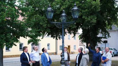 Bild: do
Informationen zur Energiewende in Grafenwöhr erhalten die FW-Landtagsabgeordneten Rainer Ludwig (links) und Tobias Gotthardt (Dritter von links) sowie FW-Vertreter aus dem Landkreis von Stadtbaumeister Hans Rettinger (Zweiter von rechts.) und Bautechniker Oliver Fehr (re). Die Gäste interessieren sich besonders für das Straßenlampen-Modell der Stadt