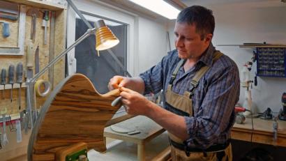 Bild: tr
Stefan Köllner aus Windischeschenbach ist Bassbauer. Der Quereinsteiger gründete in seiner Kellerwerkstatt im Oktober 2012 seine eigene Frima "Köllner Bass-Instruments". Im Nordosten Bayerns ist er der Einzige, der solche Unikate in Handarbeit herstellt und anbietet.