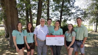 Bild: exb/KLJB Schwarzenbach
Der KLJB-Vorstand, Marina Scheidler (von links), Hannah Prößl, Daniel Würth, Christa Breundl, Linda Thumfart und Jonas Kraus, freut sich, Bruder Markus Forster (Mitte), eine Spende von 200 Euro persönlich mit nach Tansania zu geben.