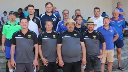 Bild: bsc
Beim Jubiläumsturnier der Sparte Eisstock des TSV Friedenfels gewann die Mannschaft des TSV Eitelbrunn (vorne) den Wettbewerb in der Gruppe A. Mit im Bild die Mannschaftsführer der weiteren teilnehmenden Mannschaften sowie Spartenleiter Martin Streim (hinten rechts).
