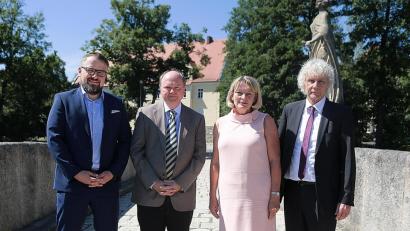 Bild: Landkreis Tirschenreuth/exb
Gemeinsam will man neue Wege beschreiten und in enger Zusammenarbeit die Digitalisierung für die Unternehmen im Landkreis entscheidend voranbringen. Von links: Wirtschaftsförderer Dr. Volker Höcht, Dr. Wolfgang Weber, Leitung für Grundsatzangelegenheiten und Hochschulentwicklung an der OTH Amberg-Weiden, Prof. Dr. Andrea Klug, Präsidentin der OTH Amberg-Weiden und Landrat Wolfgang Lippert.