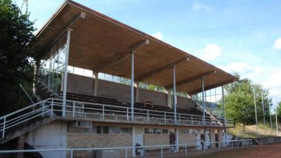 Bild: Portner
Dem Jahnstadion merkt man das Alter von 55 Jahren an. Bei der im Januar 2019 beschlossenen Sanierung wird nun aufgrund wirtschaftlicher Vorgaben dem „Drumherum“ der Vortritt gelassen. Dies bedeutet, dass zunächst die Tribüne aufgehübscht wird, bevor die Tartanbahn an die Reihe kommt.