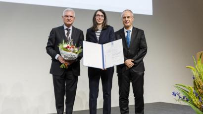 Bild: Bernd Roselieb
Professor Thomas Kirchner vom Pathologischen Institut der Ludwig-Maximilians-Universität München (links) und Professor Peter Schirmacher vom Pathologischen Institut der Universität Heidelberg überreichen Dr. Daniela Hirsch den Rudolf-Virchow-Preis.