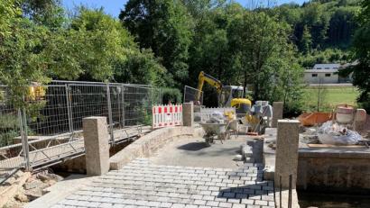 Bild: jp
Das so genannte Pfistermühlbrückerl - die Jahrhunderte alte Bogenbrücke über den Mühlbach - wird derzeit gepflastert und soll Anfang August fertig sein.