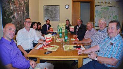 Bild: enz
Für die erste Radwallfahrt von Neualbenreuth nach Eger sind im Rathaus Cheb die letzten Vorbereitungen getroffen worden. Von links Jiri Cerny Zweiter Bürgermeister), Martin Cernik, Mirka Petrikova, Jana Krejsova, Bürgermeister Antonin Jalovec, Tanja Saller, Bürgermeister Klaus Meyer, Wolfgang Üblacker, Georg Lippert und Rudolf Ehstand (von links).