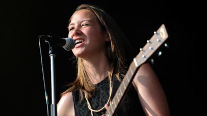 Bild: Britta Pedersen/dpa
Die schweizer Sängerin Sophie Hunger auf der Bühne des Greenville Festivals.