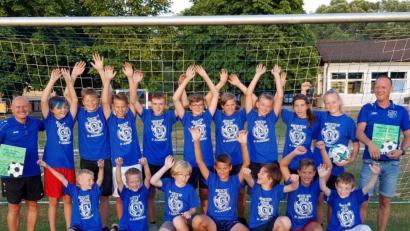 Bild: du
Ungeschlagen holen sich die jungen Schirmitzer U-13-Kicker die Meisterschaft.