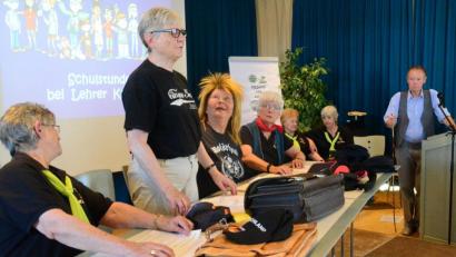 Bild: Kunz
Lehrer Knüppel hatte alle Hände voll zu tun, seine Rabauken im Zaum zum halten.