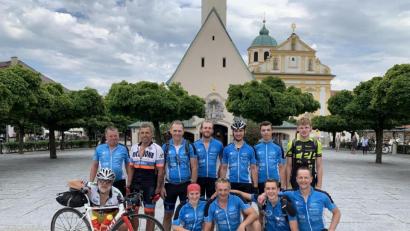 Bild: dob
Vor der Gnadenkapelle stellen sich die Radfahrer zu einem Erinnerungsfoto zusammen. Ältester Teilnehmer war Peter Rauch (links, kniend), jüngster Teilnehmer Konstantin Danzl (kniend, Zweiter von rechts). Hauptorganisator ist Wolfgang Kiesbauer (vorne, rechts) der die Tour schon über 30 Mal schaffte.