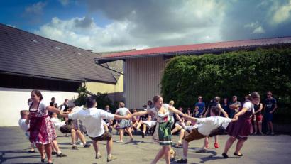 Bild: brü
Acht Kirwapaare tanzten in diesem Jahr auf der Kirwa in Thonhausen.